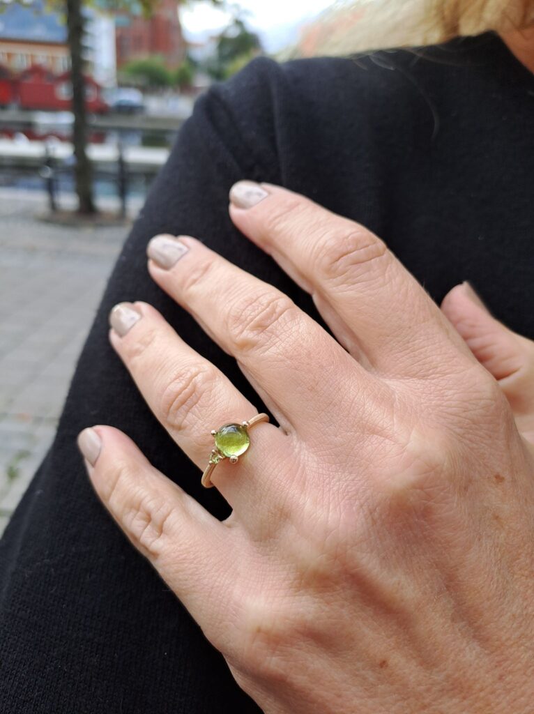 Noën "Stellini" medium ring i gult gull, med peridot