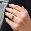 Noën "Stellini" medium ring i gult gull, med diamanter og grønn turmalin
