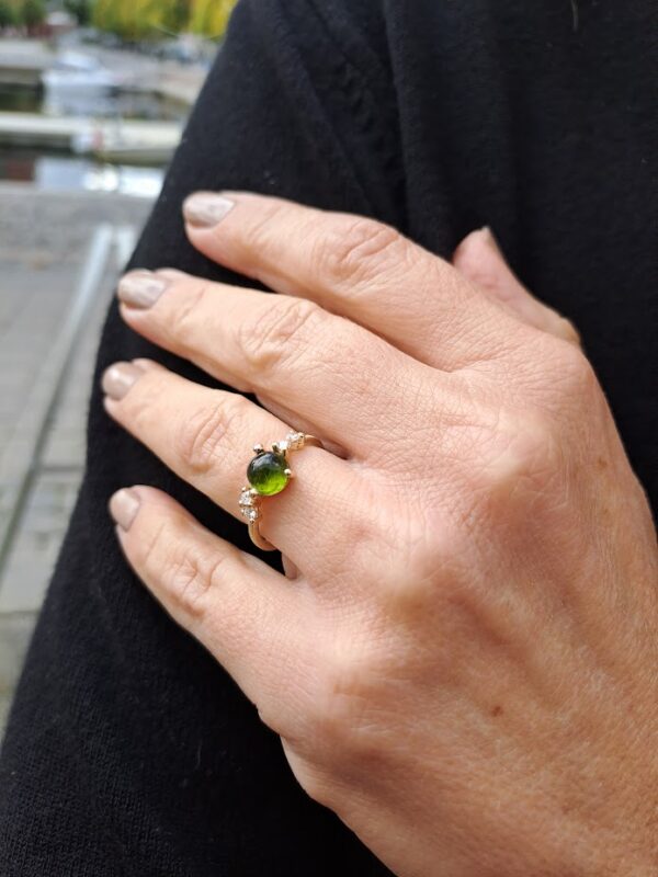 Noën "Stellini" medium ring i gult gull, med diamanter og grønn turmalin