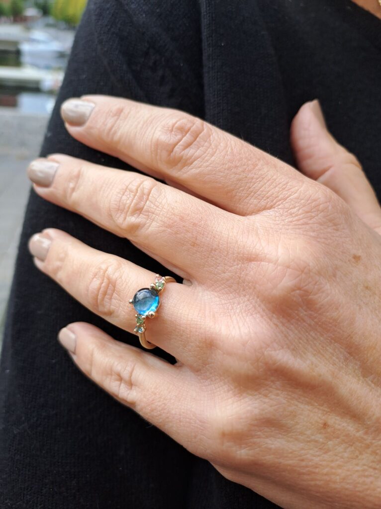 Noën "Stellini" medium ring i gult gull, med London blå topas og mix av fargede stener