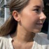 Susanne Friis Bjørner blomst ørepynt i forgylt sølv med brun diamant