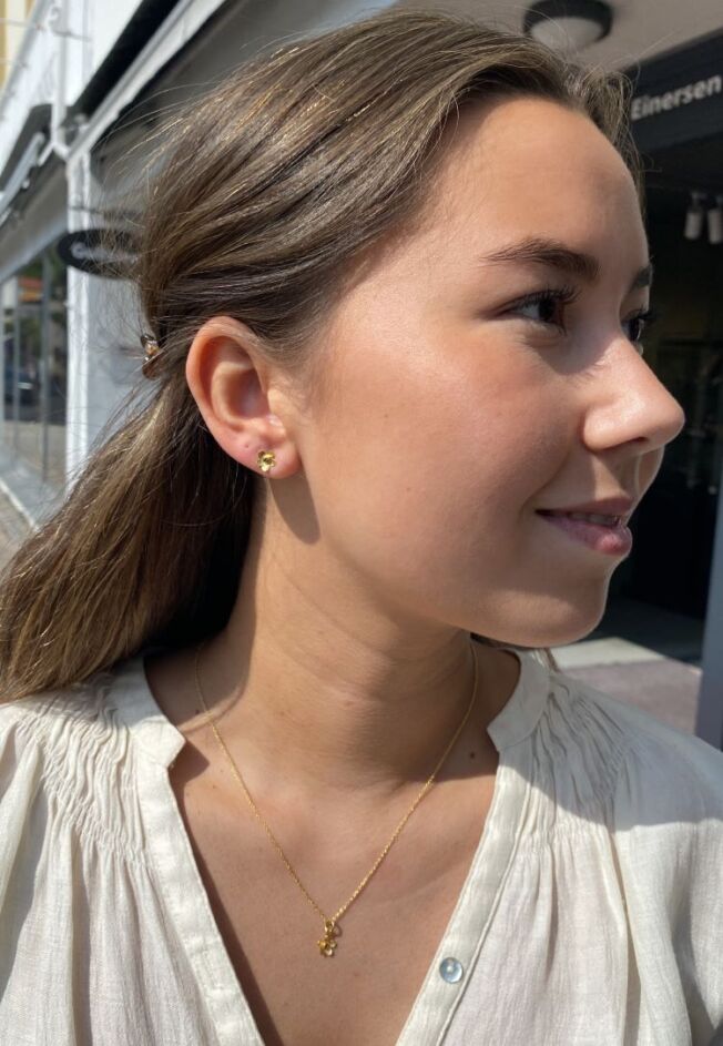 Susanne Friis Bjørner blomst ørepynt i forgylt sølv med brun diamant