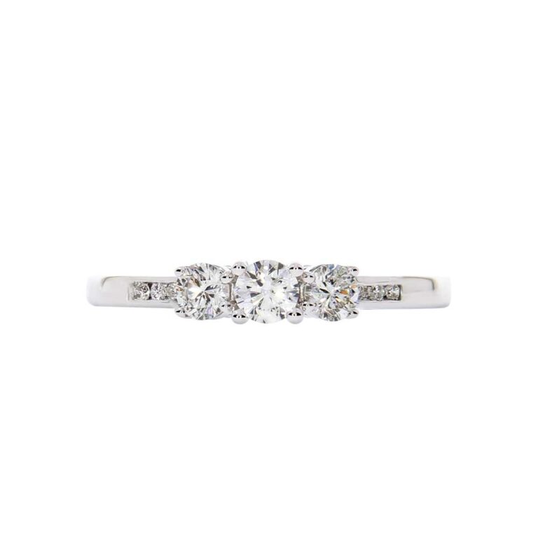 Ring "Angelica" i hvitt gull med diamanter totalt 0,50 TW.SI