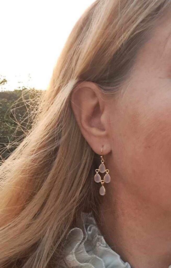 Susanne Friis Bjørner ørepynt i forgylt sølv med lys rosa krystall, heng