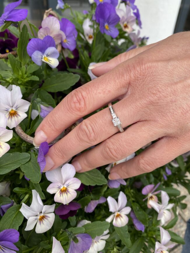 Elegant ring i hvitt gull med 4 litt større prinsesseslipte diamanter i midten og mange små på siden.