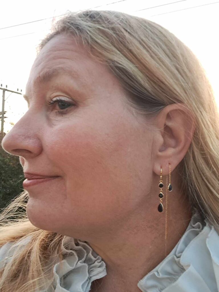 Susanne Friis Bjørner ørepynt i forgylt sølv med sort agat