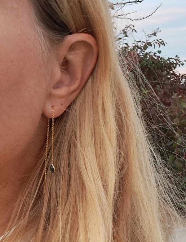 Susanne Friis Bjørner balanseørepynt i forgylt sølv med dråpeformet London blå krystall