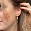 Susanne Friis Bjørner ørepynt i forgylt sølv med ferskvannsperle