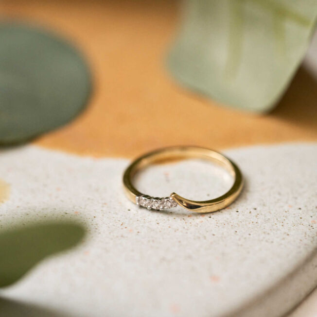 V-ring i gult gull med 3 diamanter