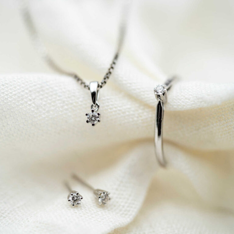 Hvitt gull enstensanheng med diamant 0,05 W.SI