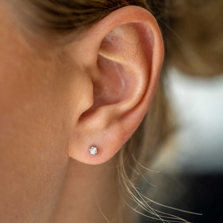 Hvitt gull enstensørepynt med diamant 0,10 W.SI