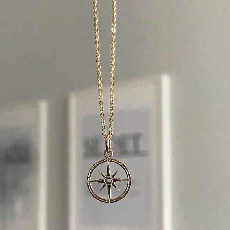Gult gull anheng "kompassrose" liten