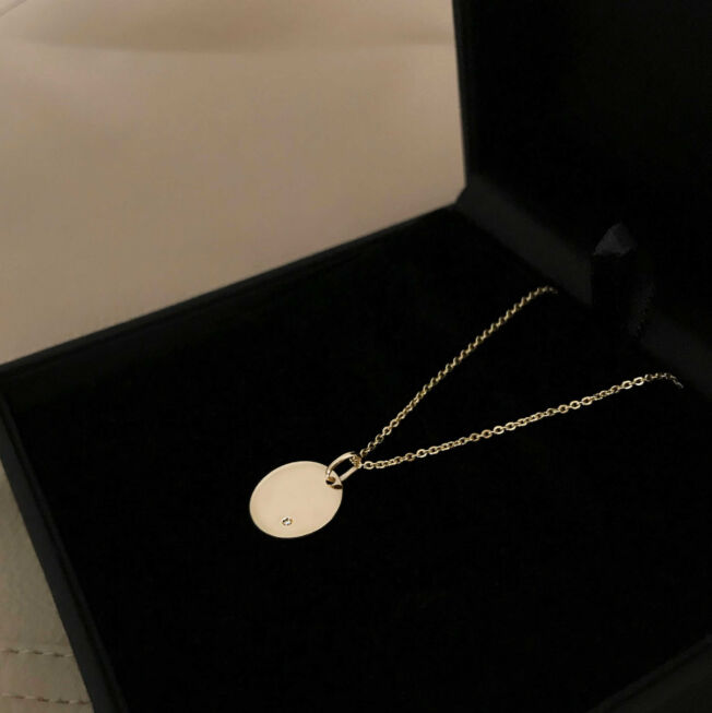 Tag- plate i gult gull 12 mm med diamant