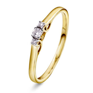 Ring i gult gull med 3 diamanter