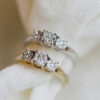 Ring i hvitt gull med 3 diamant rosetter