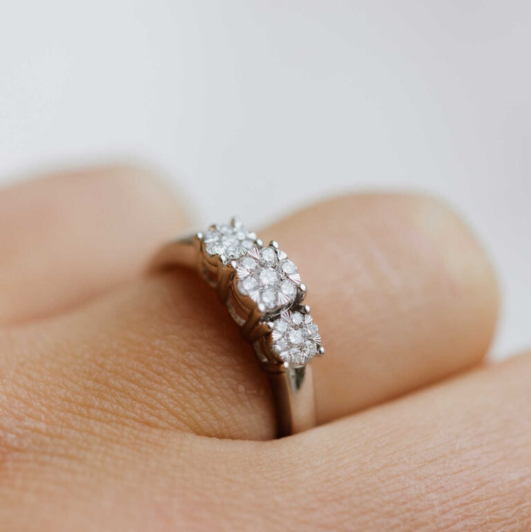 Ring i hvitt gull med 3 diamant rosetter