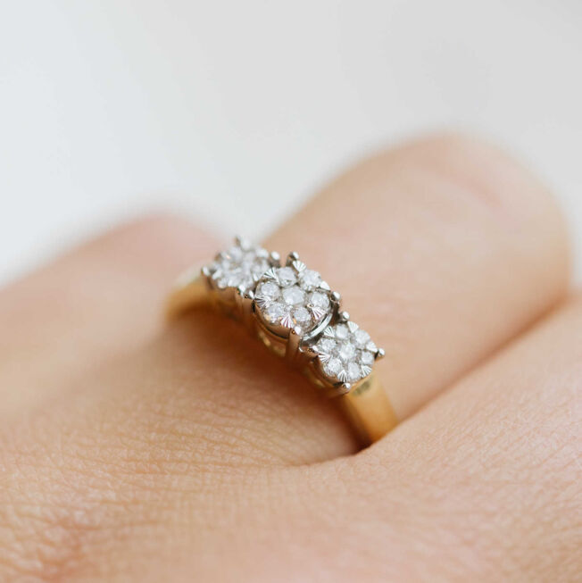 Ring i gult gull med 3 diamant rosetter