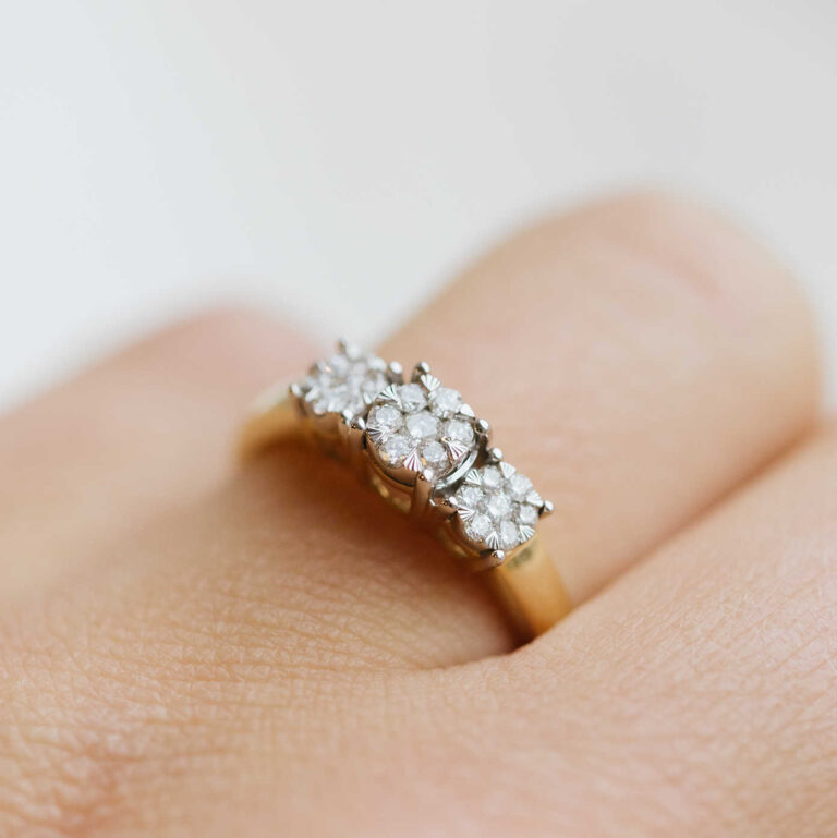 Ring i gult gull med 3 diamant rosetter