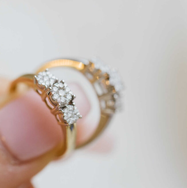 Ring i gult gull med 3 diamant rosetter