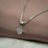 Hvitt gull anheng med diamant rosett