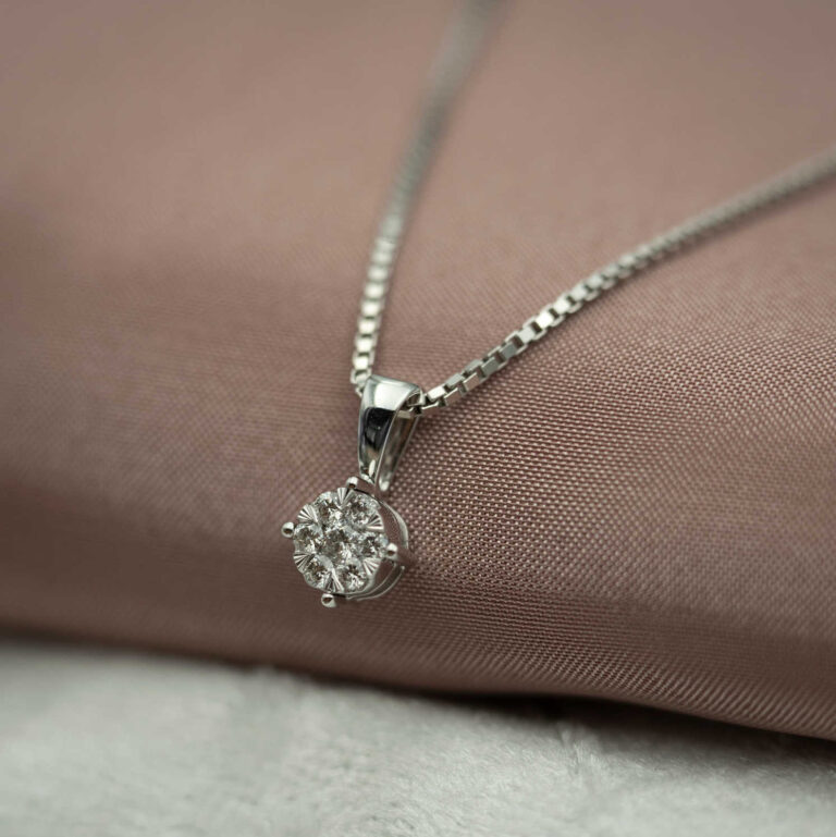 Hvitt gull anheng med diamant rosett