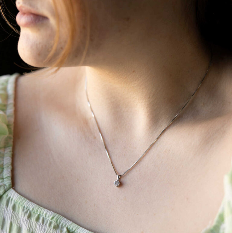 Hvitt gull anheng med diamant rosett