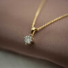 Gult gull anheng med diamant rosett