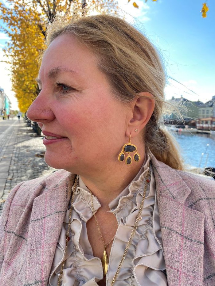 Susanne Friis Bjørner forgylt ørepynt med London blå krystaller