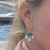 Susanne Friis Bjørner forgylt ørepynt med grønn agat og 3 ferskvannsperler