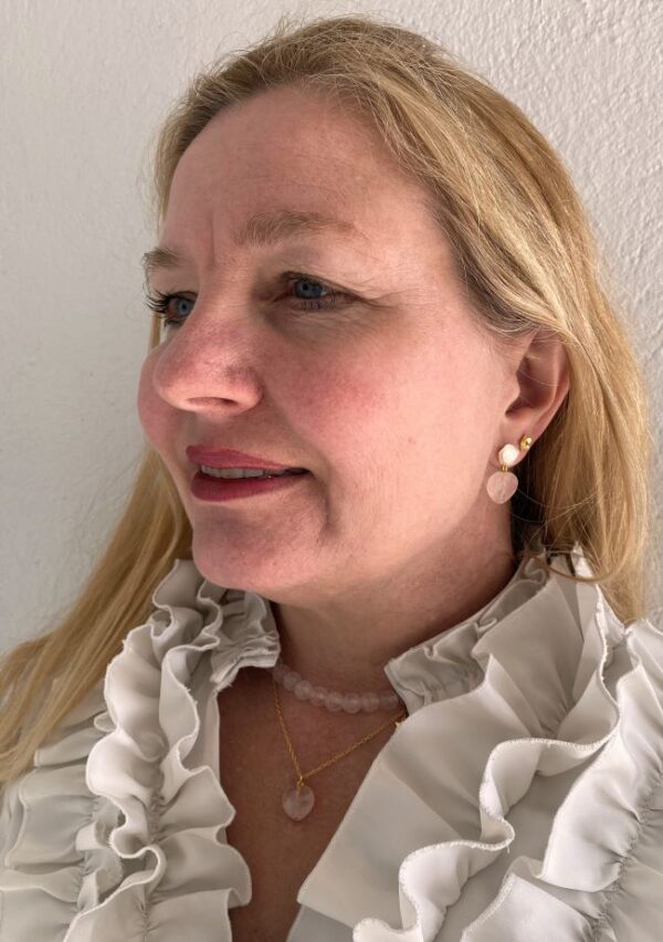Susanne Friis Bjørner ørepynt i forgylt sølv med perlemor blomst og rosenkvarts hjerte