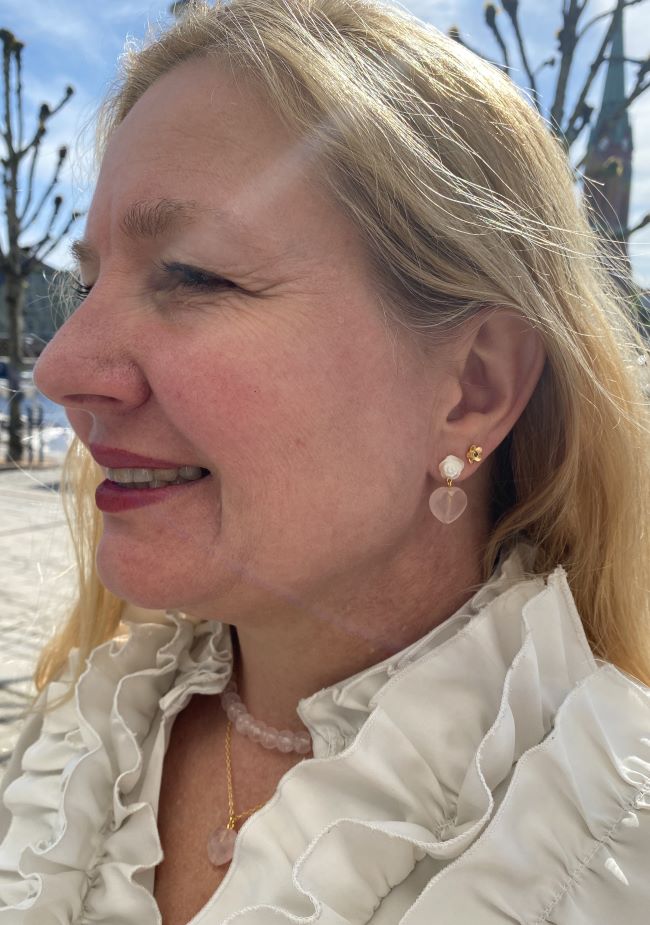 Susanne Friis Bjørner ørepynt i forgylt sølv med perlemor blomst og rosenkvarts hjerte