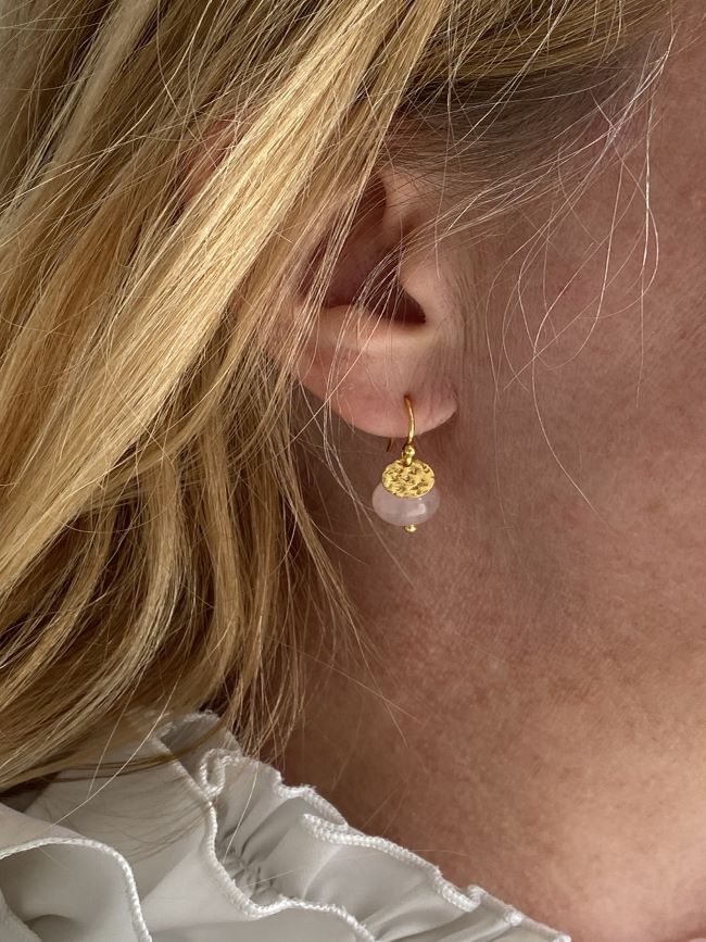Enkle ørepynt fra Susanne Friis Bjørner, med rosenkvarts kule og en liten hamret plate i forgylt sølv. Med krok til øret. På modell
