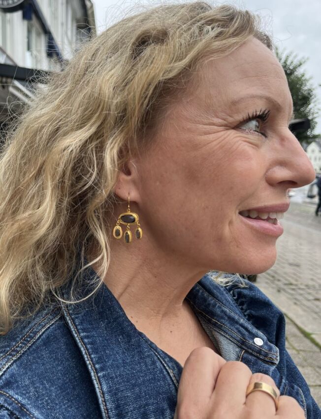 Susanne Friis Bjørner forgylt sølv ørepynt med London blå krystall