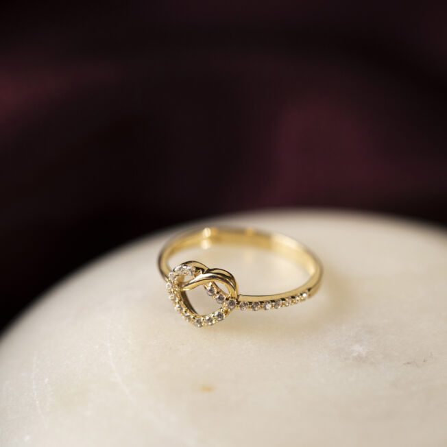 Ring i gult gull hjerte med c.zirkonia