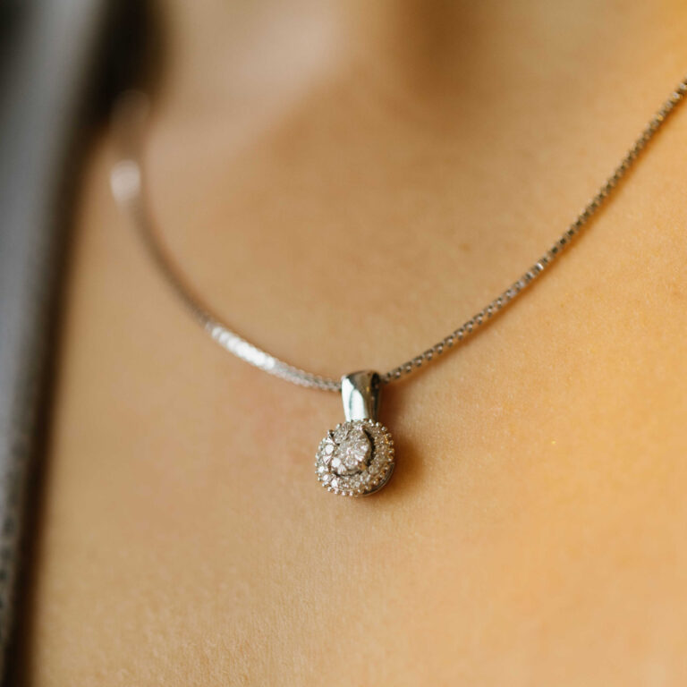 Hvitt gull anheng rosett med diamanter 0,20ct