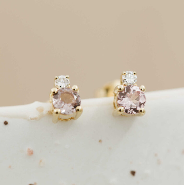 Gult gull ørepynt med 0,08 ct diamanter og champagnefarget granat
