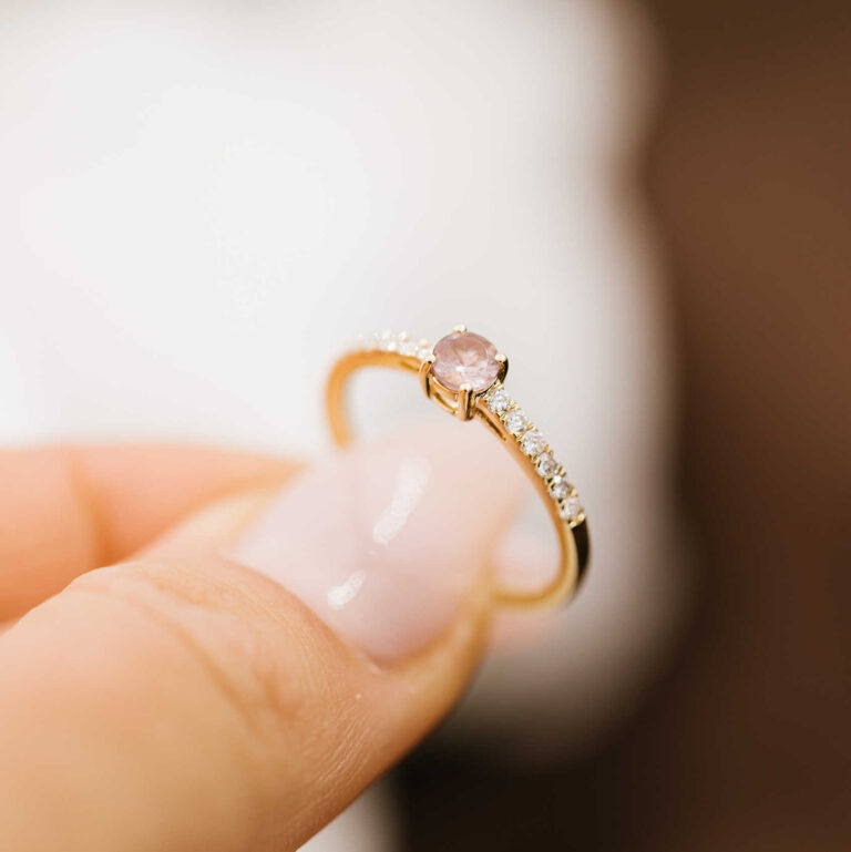 Ring i gult gull med diamanter og champagnefarget granat