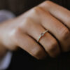Ring i gult gull med diamanter og champagnefarget granat