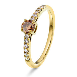 Ring i gult gull med diamanter og champagnefarget granat