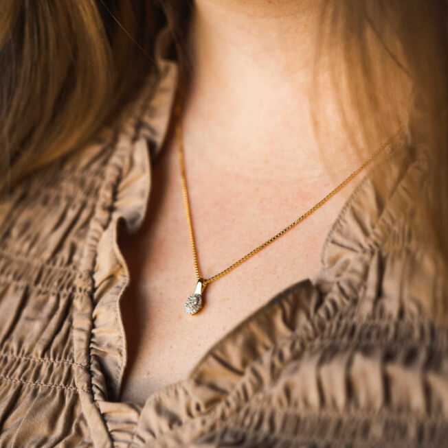 Gult gull anheng med oval diamant rosett