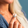 Ring i gult gull med med akvamariner og diamanter