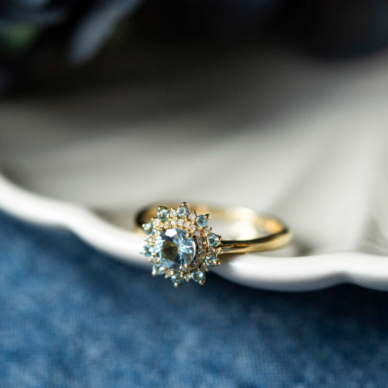 Ring i gult gull med med akvamariner og diamanter
