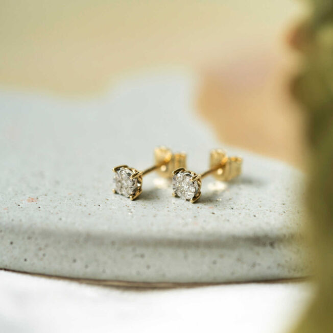 Gult gull ørepynt med diamant rosett 0,13 W.SI