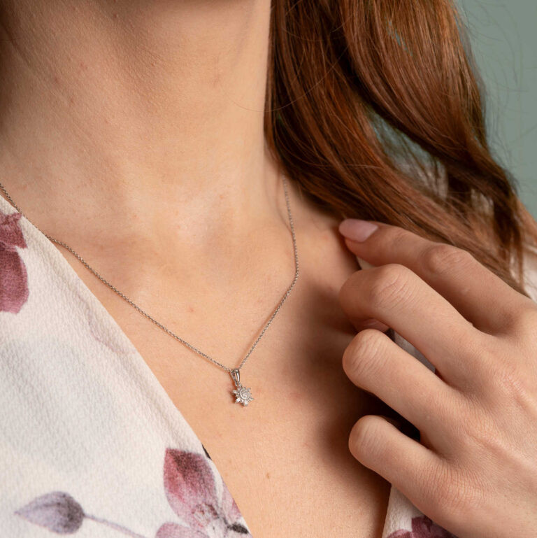 Hvitt gull rosett anheng med diamanter 0,08 W.P