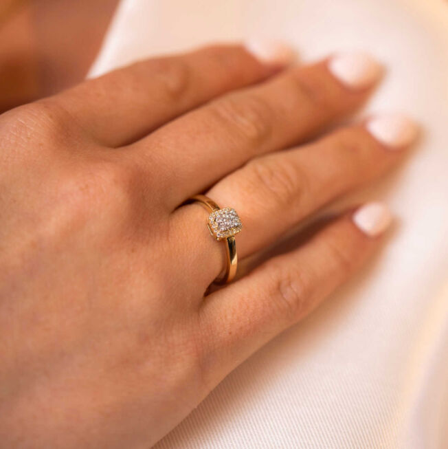 Rosett ring i gult gull med 0,15 ct