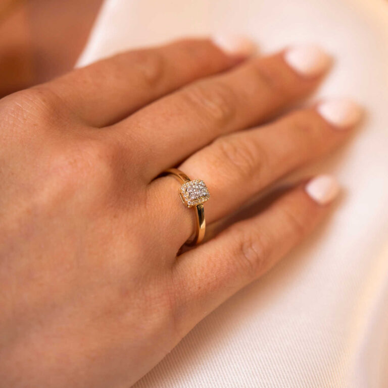 Rosett ring i gult gull med 0,15 ct