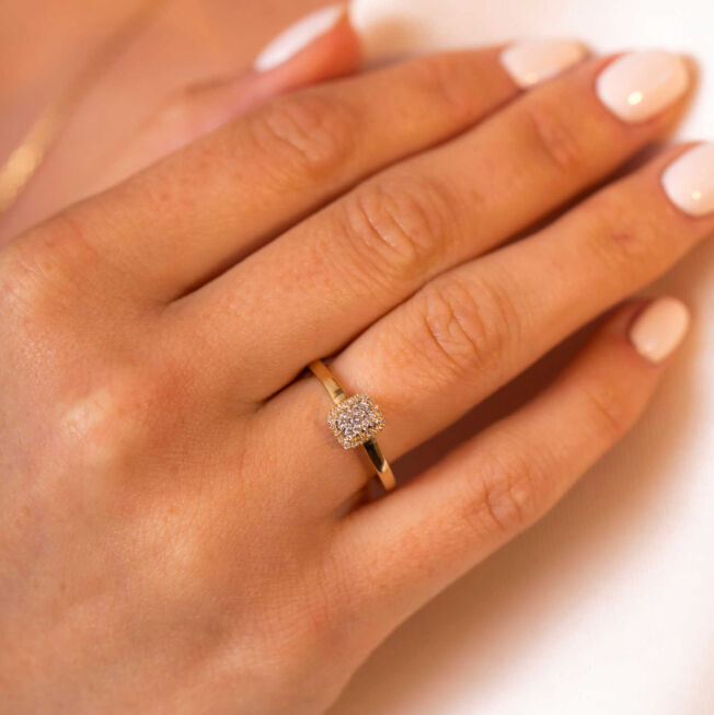 Rosett ring i gult gull med 0,15 ct
