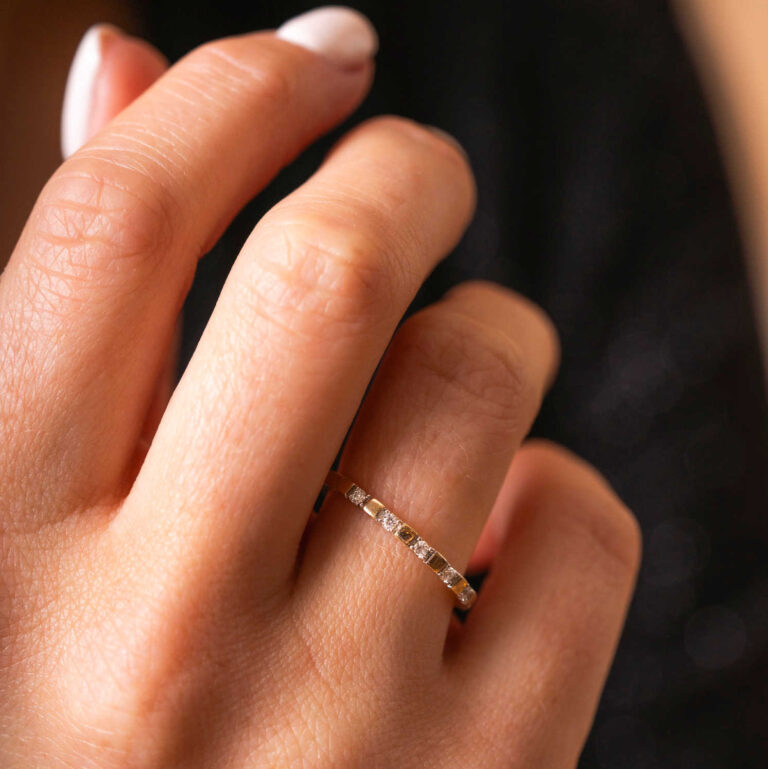 Ring rekke i gult gull med 0,10 ct