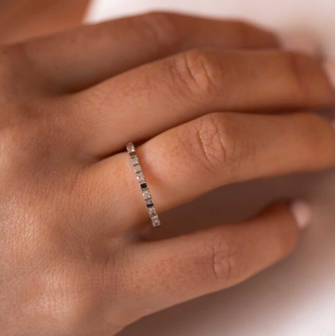 Ring rekke i hvitt gull med 0,10 ct