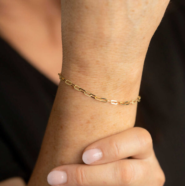 Armbånd i gult gull, med ovale flate ledd